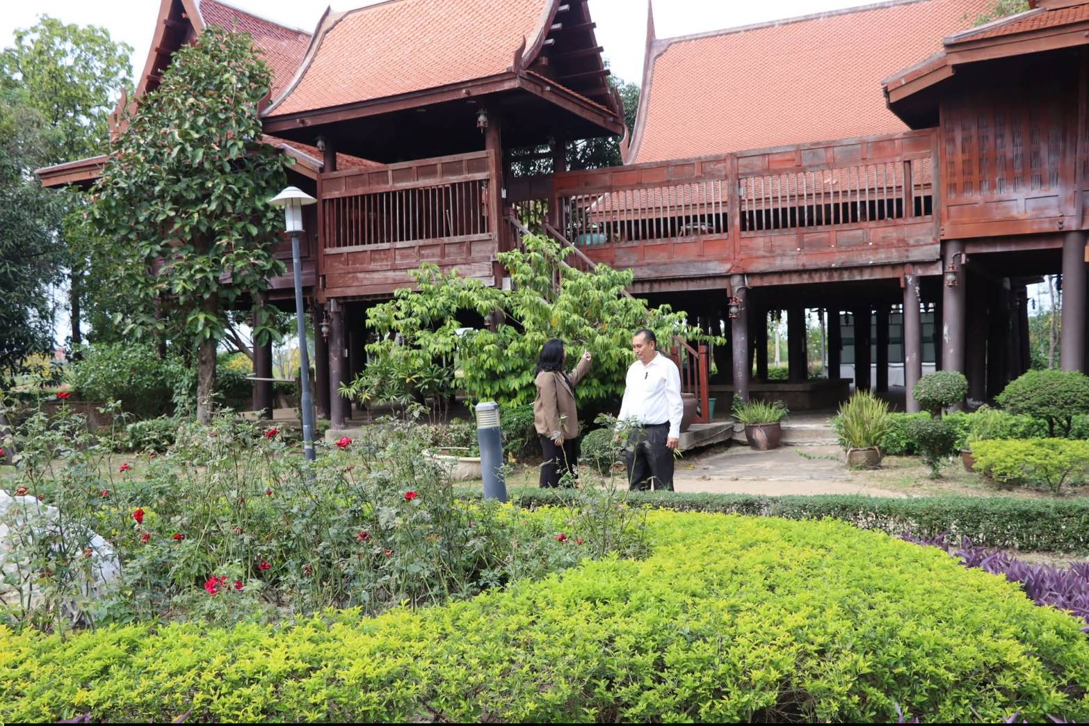 title - นายอำเภอบางไทร และคณะผู้บริหารท้องถิ่น ลงพื้นที่เยี่ยมชมสถานที่ภายใน ศูนย์ส่งเสริมและพัฒนาอาชีพเสริมนอกภาคการเกษตร (ศูนย์ศิลปาชีพบางไทรฯ (เดิม)) และแผนกฝึกอบรมทั้ง 12 แผนก